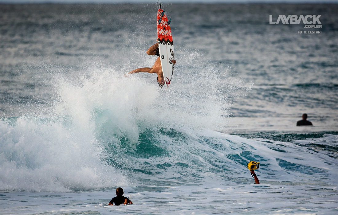 Gabriel Medina realizando um backflip no Havaí